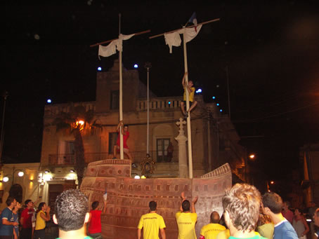 049 Climbing to grab the French Flag