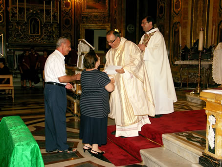 045 Distribution of certificate of family consecration to Our Lady