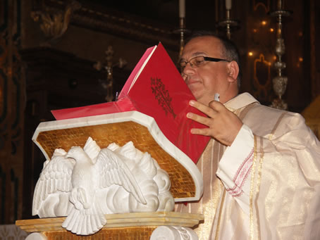 006 Fr Raymond Bonnici OFM Cap delivering the Homily