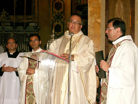 042 Fr Bonnici expressing his thanks to the Parish