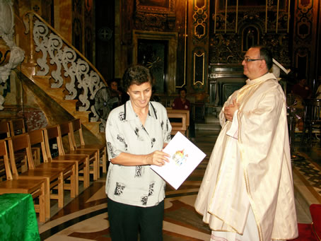 048 Distribution of certificate of family consecration to Our Lady