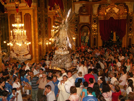 129 Statue moves slowly up the nave