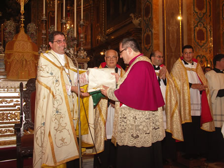 031 Naxxar Archpriest receives memento