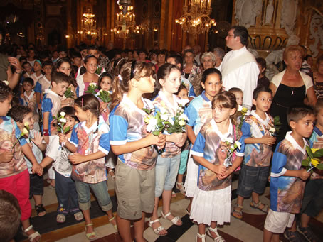 025 Children walk up the nave to be blessed