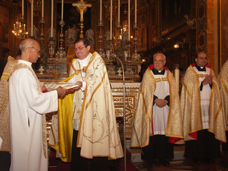 030 Mellieha Parish Priest receives memento