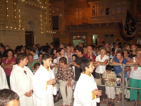 039 Crowds outside the Basilica