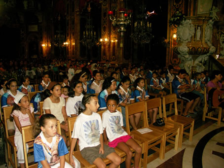 43 Children fill the nave