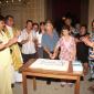 074 Golden Jubilee couple cutting the cake