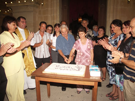 074 Golden Jubilee couple cutting the cake