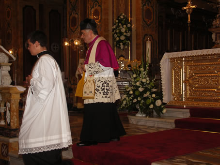 003 Hon Can Eddie Zammit walks to the pulpit