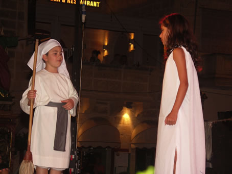 39 Potiphar's  wife tries to entice Joseph