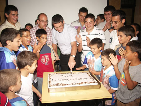 32 Deacon Simon Mario Cachia cutting the cake