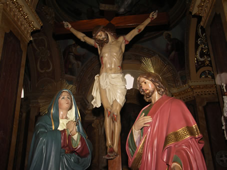 C5 Mary and John the Apostle stay by His side