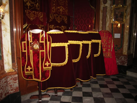 E4 Vestments for the Mass of Maundy Thursday