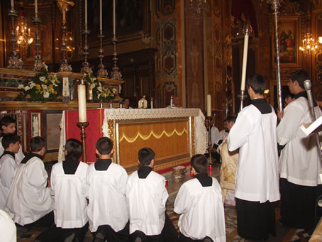 O4 Start of procession to altar of Repose