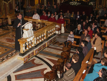 A1 Archpriest welcomes and briefs the congregation