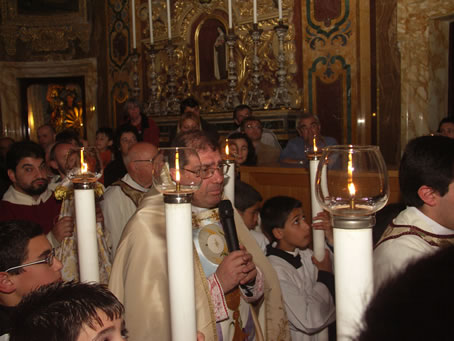 R1 Archpriest leads in prayer