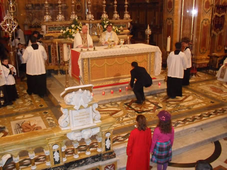 K1 Placing the Collection in front of the altar