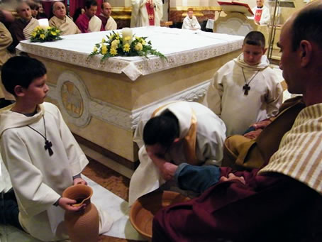 B1 Fr Anthony Teuma kissing the Apostle's feet