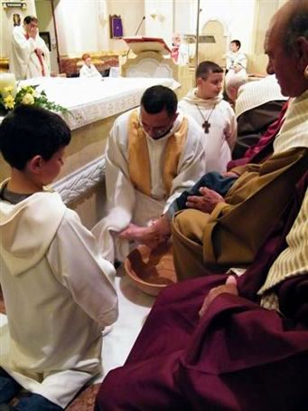 A7 Fr Anthony Teuma washing Apostle's feet