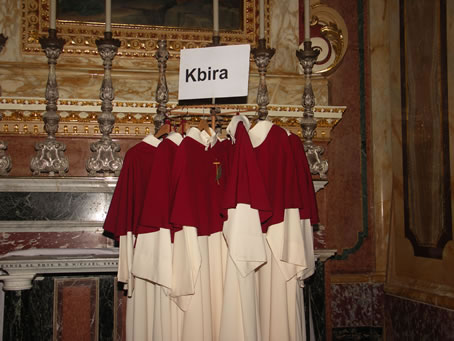 A5 Vestments of statue bearers