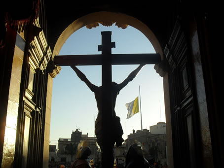 J8 Jesus crucified stands in doorway