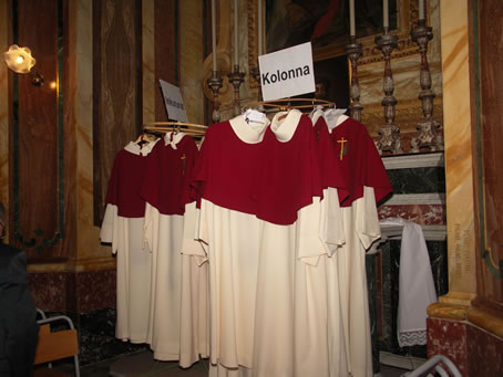 A2 Vestments of statue bearers