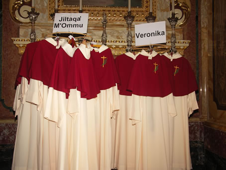 A4 Vestments of statue bearers