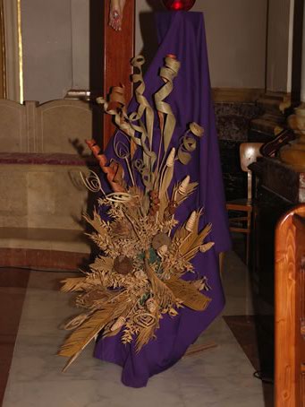 F2 Decorations with dried shrubs