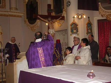 A6 Archpriest Mgr Carmelo Refalo incensing the Crucifix