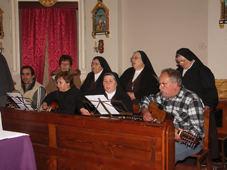 A5 Nazzareno Community guitar group animating the singing