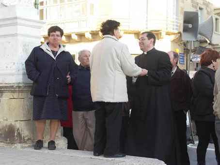 R1 Aussie lady congratulkates Archpriest