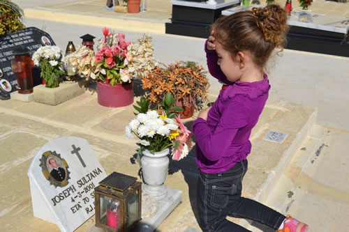 DSC_0335 Praying over grandad's tomb