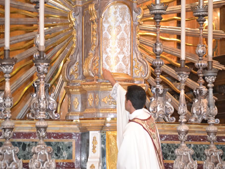 028 During the sermon Fr Anthony opens the tabernacle