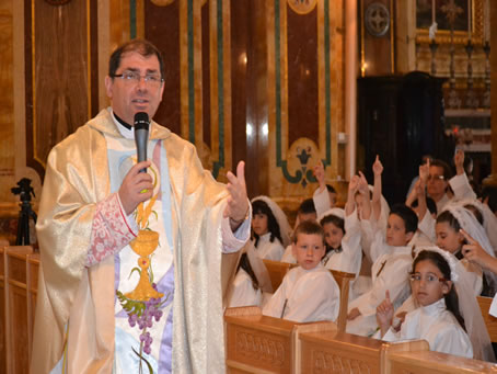 025 Archpriest delivering the sermon