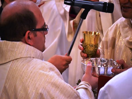 096 Bishop hands Chalice and Hosts to Fr Mark