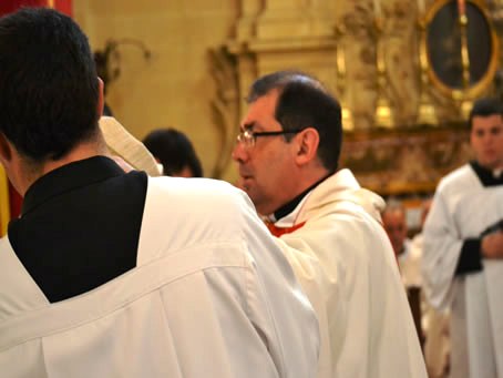 082 Archpriest Refalo helps Mark put on chasuble