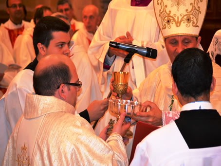 095 Bishop hands Chalice and Hosts to Fr Mark