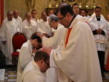 058 Mgr C Refalo, Xaghra Archpriest, holds hands on Mark's head