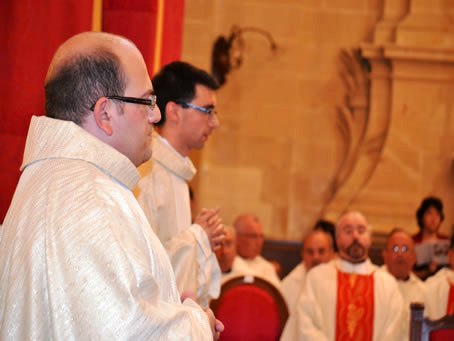 083 Wearing chasuble the two deacons ready to be ordained