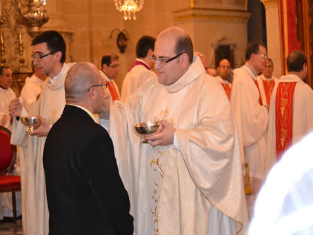 189 Fr Mark's brother in law  receives Holy Communion