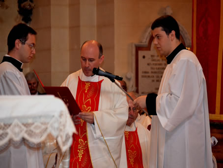 028 Rector declares both are eligible to be ordained