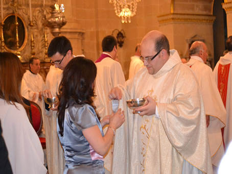 190 Fr Mark's cousin  receives Holy Communion