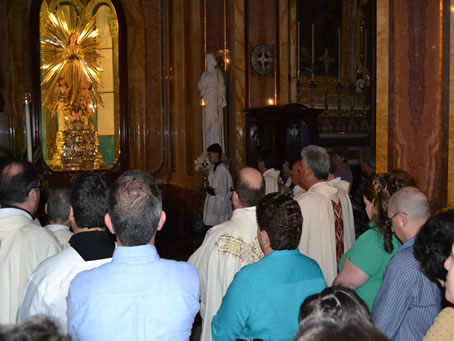 121 Praying in front of Our Lady of Victory