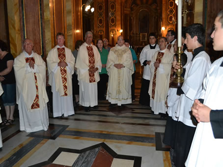 117 Praying in front of Our Lady of Victory