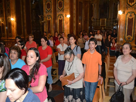 123 Praying in front of Our Lady of Victory