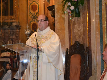 021 Fr Mark delivers the sermon