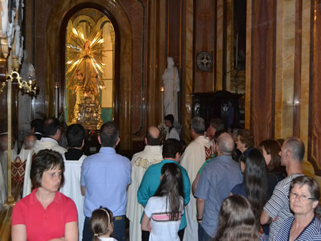 118 Praying in front of Our Lady of Victory