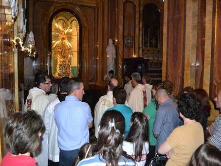 120 Praying in front of Our Lady of Victory