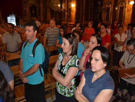 122 Praying in front of Our Lady of Victory